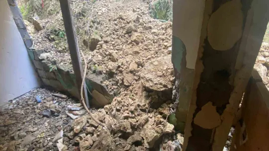 Kayan toprak evin duvarını yıktı