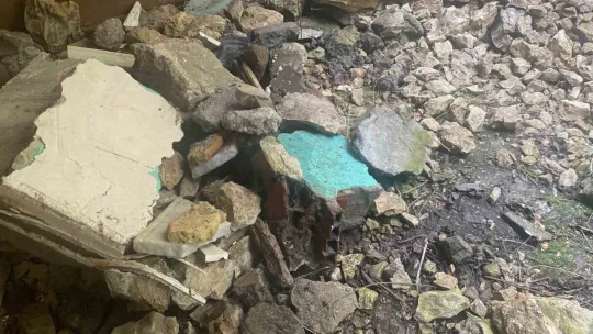 Kayan toprak evin duvarını yıktı