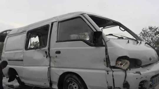 Kaygan zeminde kontrolden çıkan minibüs devrildi: 1 yaralı