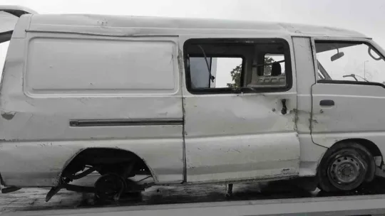 Kaygan zeminde kontrolden çıkan minibüs devrildi: 1 yaralı