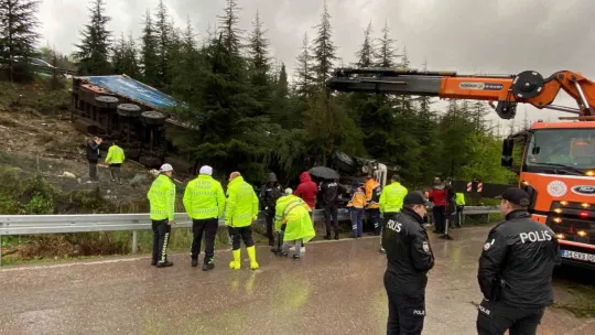 Kayganlaşan yolda bariyerlere çarpan tır ağaçlık alana uçtu: 1 ölü