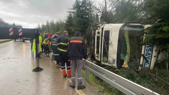 Kayganlaşan yolda bariyerlere çarpan tır ağaçlık alana uçtu: 1 ölü