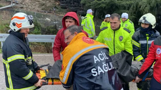 Kayganlaşan yolda bariyerlere çarpan tır ağaçlık alana uçtu: 1 ölü