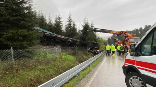 Kayganlaşan yolda bariyerlere çarpan tır ağaçlık alana uçtu: 1 ölü