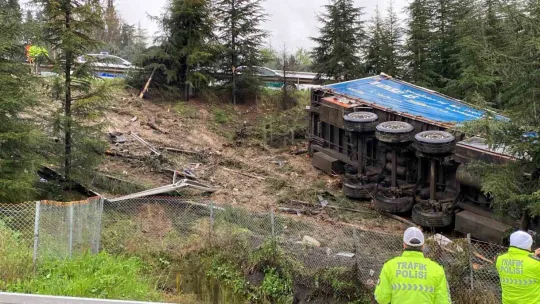 Kayganlaşan yolda bariyerlere çarpan tır ağaçlık alana uçtu: 1 ölü