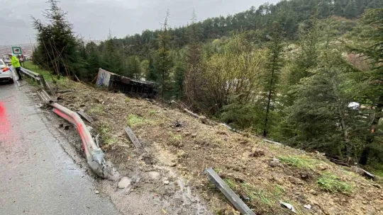 Kayganlaşan yolda bariyerlere çarpan tır ağaçlık alana uçtu: 1 ölü