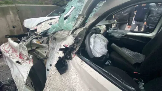 Kayganlaşan yolda feci kaza: 1'i ağır 3 yaralı