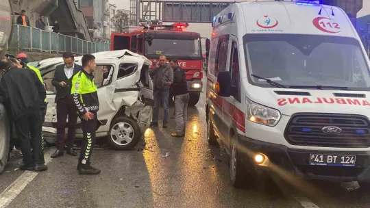 Kayganlaşan yolda feci kaza: 1'i ağır 3 yaralı