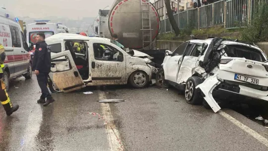 Kayganlaşan yolda feci kaza: 1'i ağır 3 yaralı