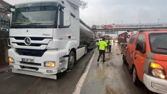 Kayganlaşan yolda feci kaza: 1'i ağır 3 yaralı