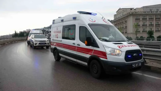 Kontrolden çıkan araç refüje çarptı: 2 yaralı