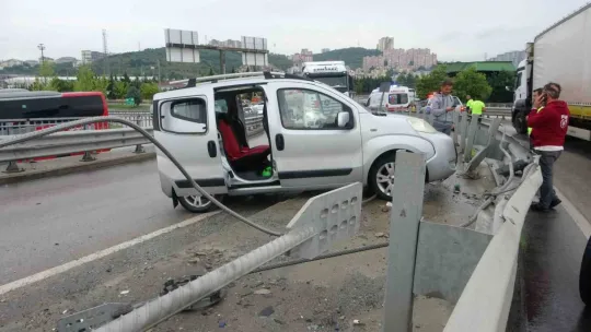 Kontrolden çıkan araç refüje çarptı: 2 yaralı