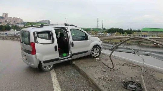 Kontrolden çıkan araç refüje çarptı: 2 yaralı