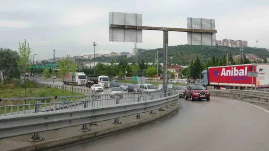 Kontrolden çıkan araç refüje çarptı: 2 yaralı