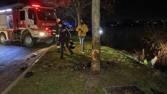 Kayganlaşan yolda otomobil ağaca çarptı