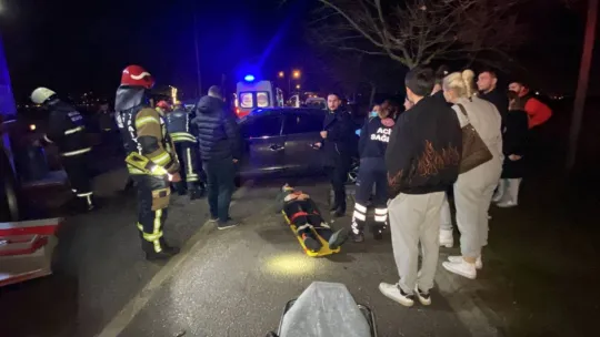 Kayganlaşan yolda otomobil ağaca çarptı