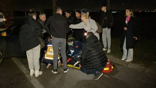 Kayganlaşan yolda otomobil ağaca çarptı