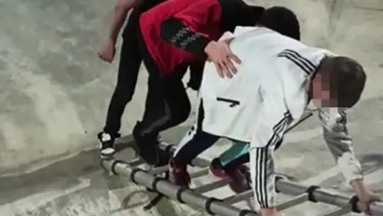 Kaykay pistinde mahsur kaldı