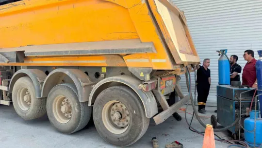 Kaynak sırasında kafası ezilen şoför feci şekilde can verdi