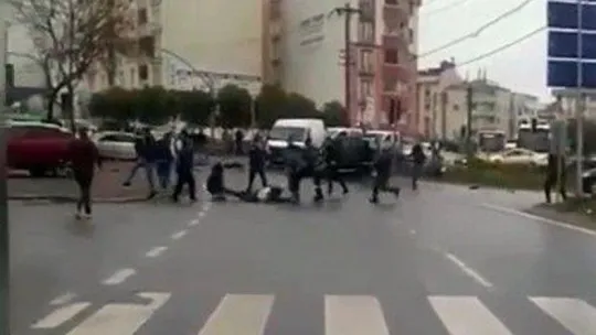 Kaza sonrası silahlar patladı, tekmeler havada uçuştu