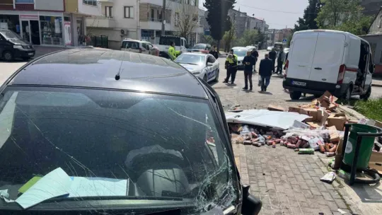 Kaza yapan araçtaki meşrubatlar yola saçıldı, bir kişi yaralandı