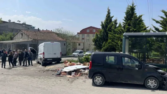 Kaza yapan araçtaki meşrubatlar yola saçıldı, bir kişi yaralandı