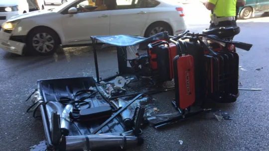 Kaza yapan elektrikli bisiklet yan yattı: Yaşlı çift yaralandı