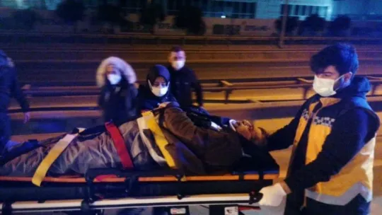 Kaza yapan sürücü otomobilde sıkıştı!