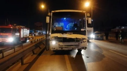 Kaza yapan sürücü otomobilde sıkıştı!