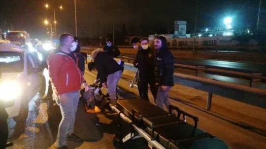 Kaza yapan sürücü otomobilde sıkıştı!