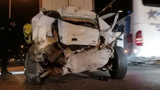 Kaza yapan sürücü otomobilde sıkıştı!