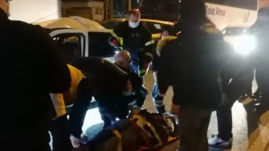 Kaza yapan sürücü otomobilde sıkıştı!
