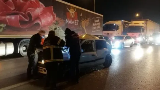 Kaza yapan sürücü otomobilde sıkıştı!