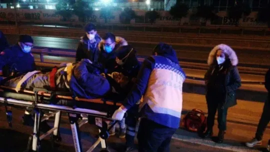 Kaza yapan sürücü otomobilde sıkıştı!