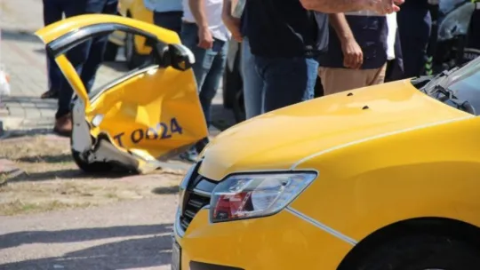 Kaza yapan Taksi'de sıkıştı, İtfaiye kurtardı!