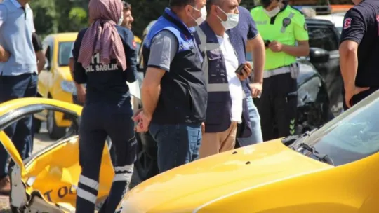 Kaza yapan Taksi'de sıkıştı, İtfaiye kurtardı!