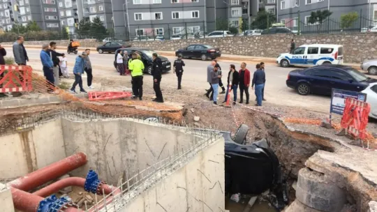 Kaza yapmamak için direksiyonu kırdı, çukura düştü
