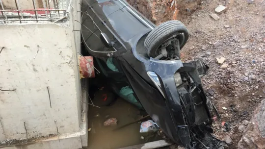 Kaza yapmamak için direksiyonu kırdı, çukura düştü