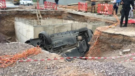 Kaza yapmamak için direksiyonu kırdı, çukura düştü
