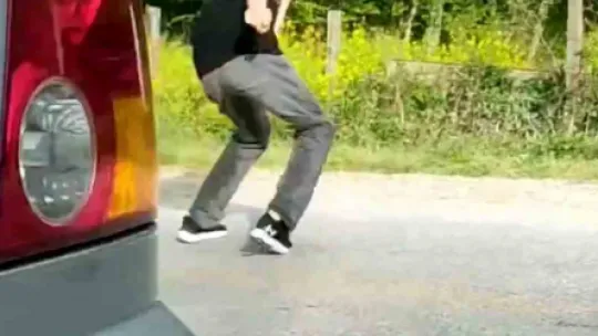 Kaza yaptı, ardından kendini tokatlayıp yumruklamaya başladı