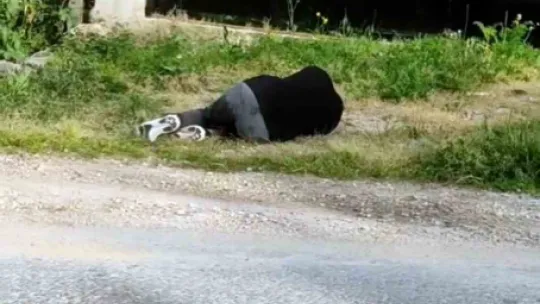 Kaza yaptı, ardından kendini tokatlayıp yumruklamaya başladı