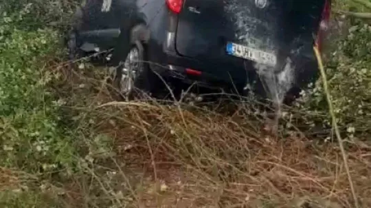 Kaza yaptı, ardından kendini tokatlayıp yumruklamaya başladı