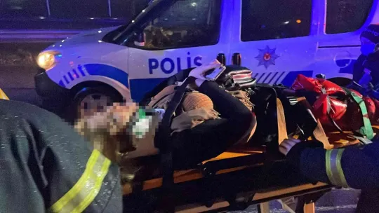 Kaza yaptı, otomobilde sıkışan kız arkadaşını bırakıp kaçtı