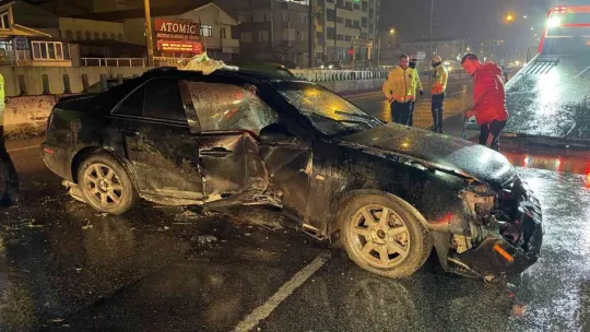 Kaza yaptı, otomobilde sıkışan kız arkadaşını bırakıp kaçtı
