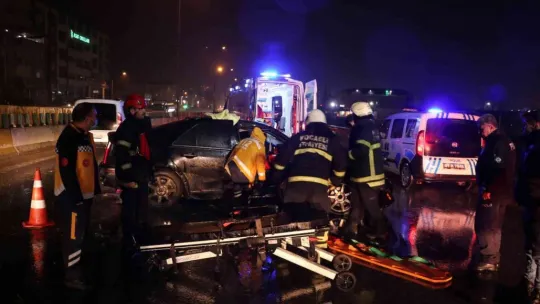 Kaza yaptı, otomobilde sıkışan kız arkadaşını bırakıp kaçtı