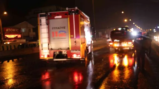 Kaza yaptı, otomobilde sıkışan kız arkadaşını bırakıp kaçtı