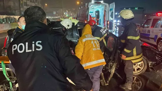 Kaza yaptı, otomobilde sıkışan kız arkadaşını bırakıp kaçtı