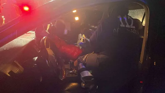 Kaza yaptı, otomobilde sıkışan kız arkadaşını bırakıp kaçtı