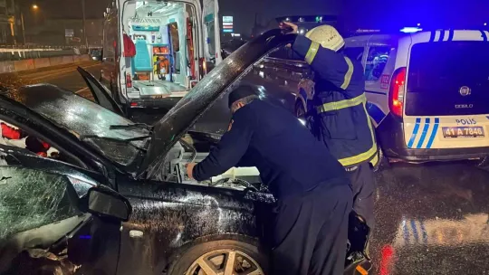 Kaza yaptı, otomobilde sıkışan kız arkadaşını bırakıp kaçtı