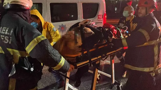 Kaza yaptı, otomobilde sıkışan kız arkadaşını bırakıp kaçtı